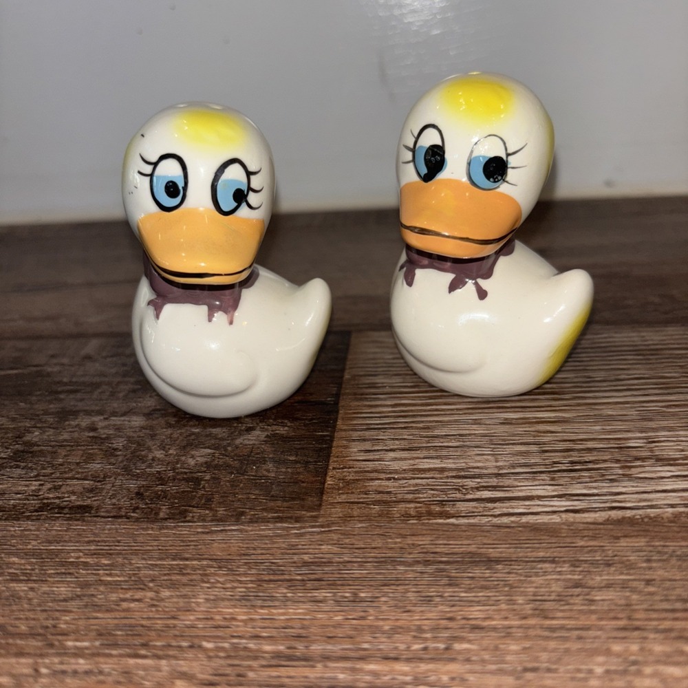 Vintage Ceramic Cartoon Anthropomorphic Ducks Salt & Pepper Shaker Big Eyes